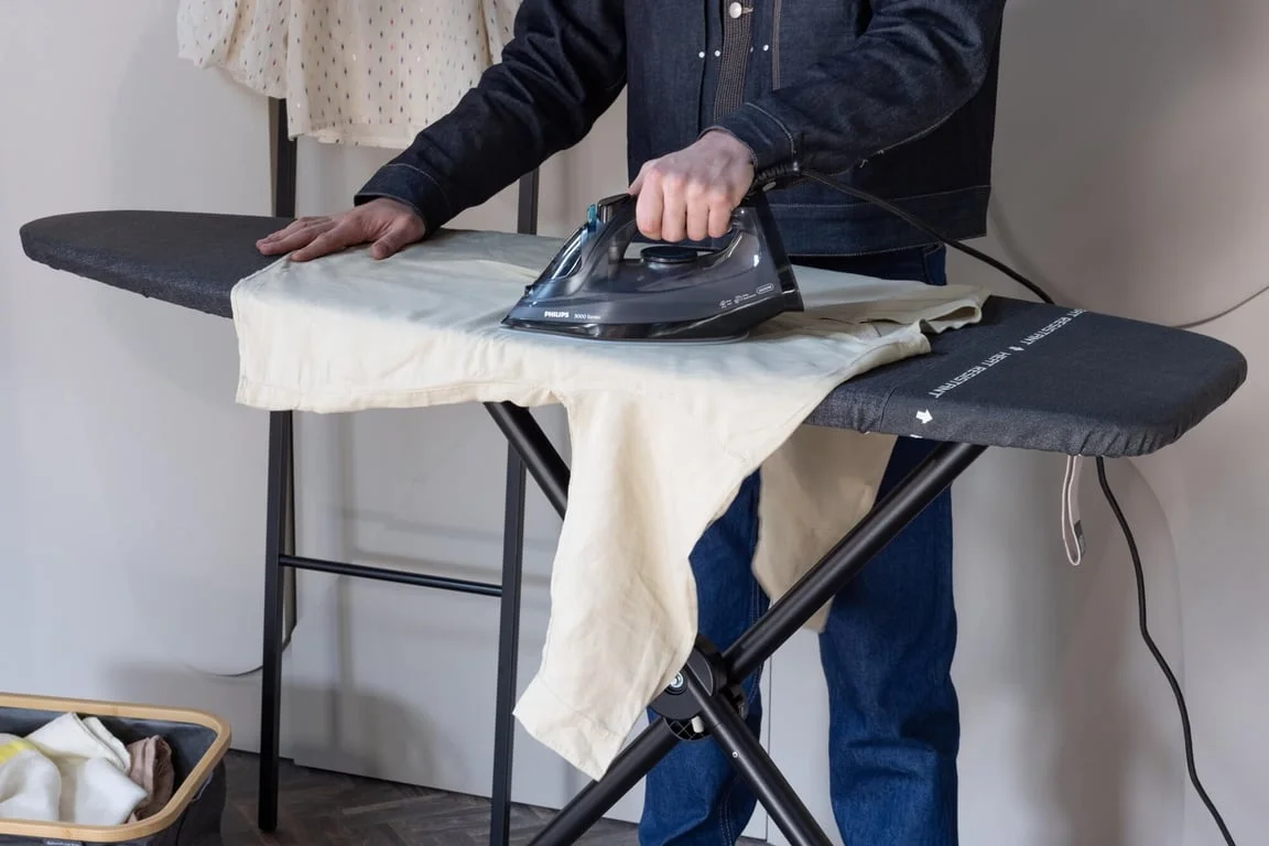 Маса за гладене Brabantia D 135x45cm с топлоустойчива зона за ютия, Denim Black