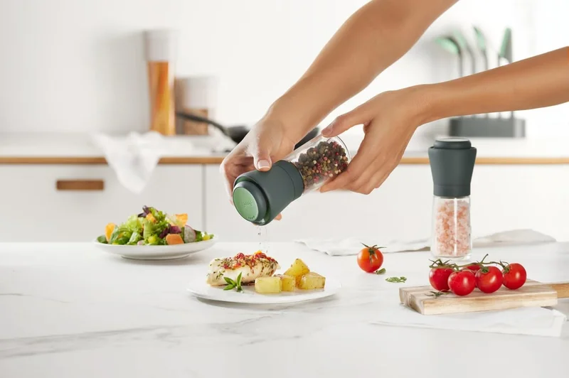 Salt and Pepper Mill Lekue Grey