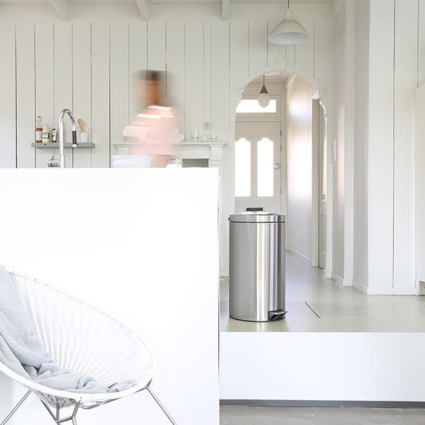 Кош за смет с педал Brabantia Silent 45L, Metallic Grey(10) - Brabantia.bg Кош за смет с педал Brabantia Silent 45L, Metallic Grey(10)
