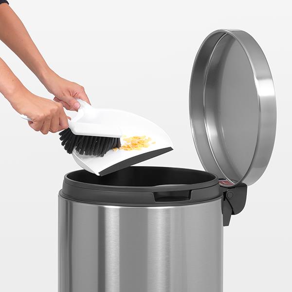Кош за смет с педал Brabantia Silent 45L, Metallic Grey(6) - Brabantia.bg Кош за смет с педал Brabantia Silent 45L, Metallic Grey(6)