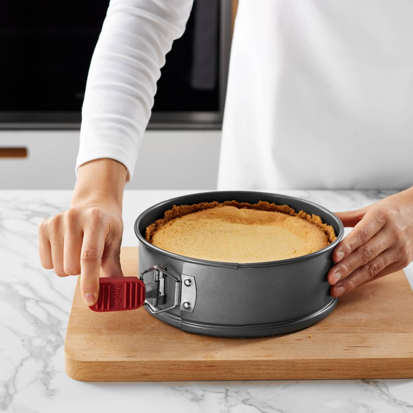 Форма за печене Lekue Ø24cm, Non-Stick, със закопчалка(4) - Brabantia.bg Форма за печене Lekue Ø24cm, Non-Stick, със закопчалка(4)