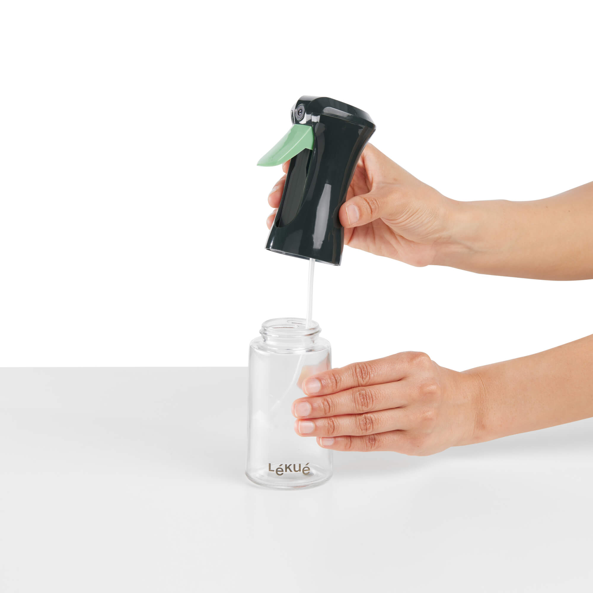 Спрей за олио и зехтин Lekue Ø6xH20cm(1) - Brabantia.bg Спрей за олио и зехтин Lekue Ø6xH20cm(1)